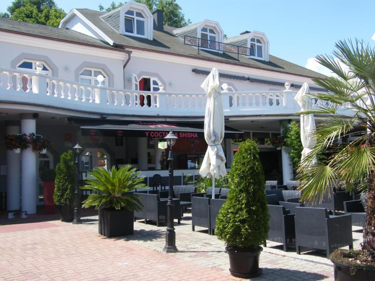 Bed and Breakfast Y Panzió Balatonlelle Exterior foto
