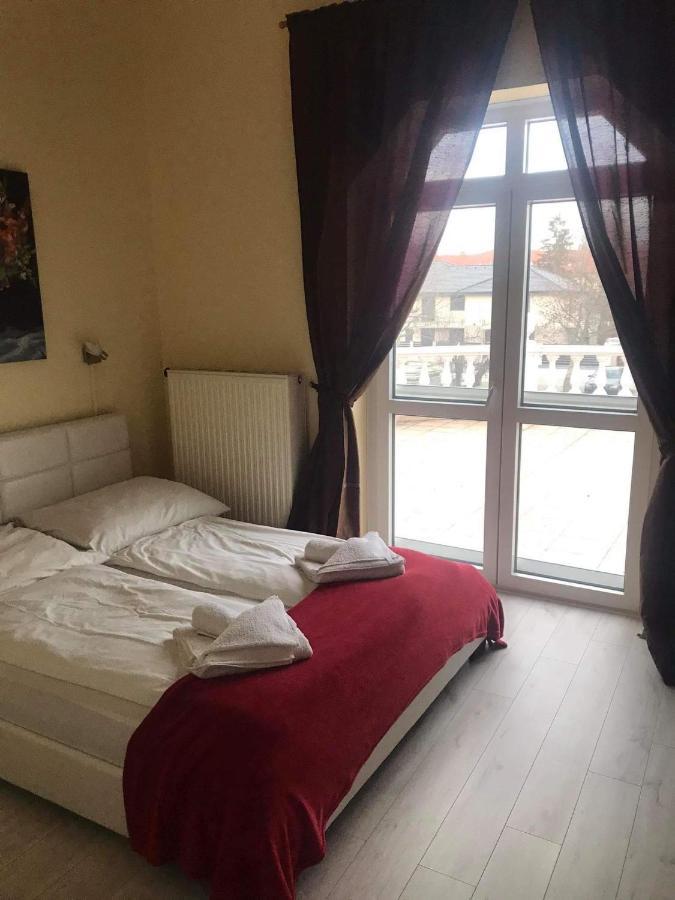 Bed and Breakfast Y Panzió Balatonlelle Exterior foto