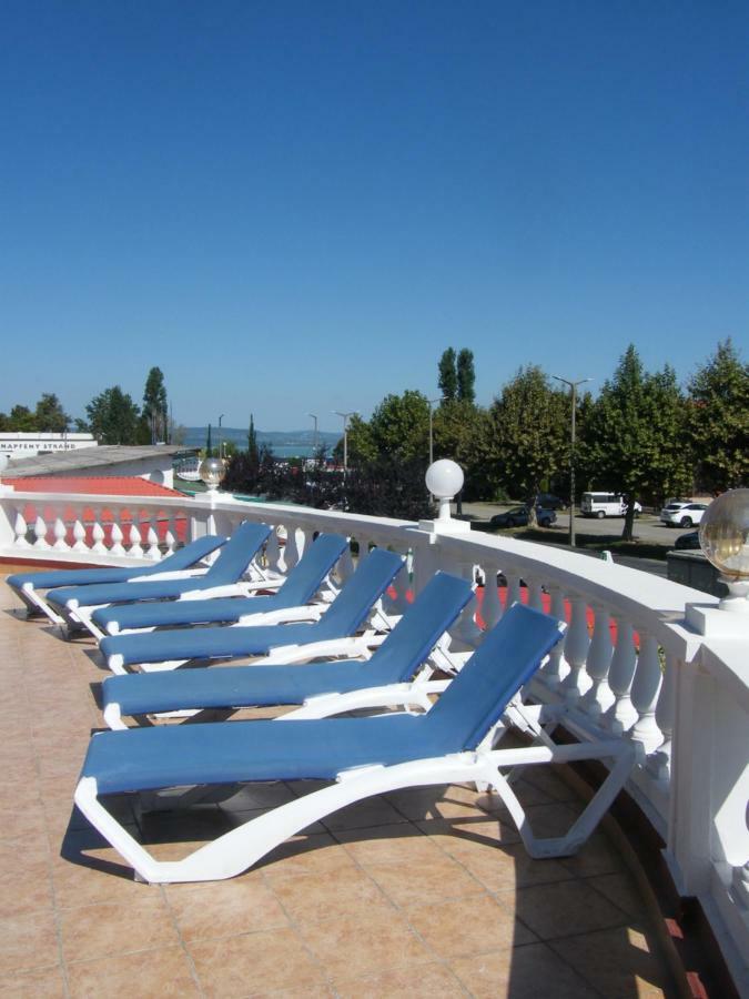 Bed and Breakfast Y Panzió Balatonlelle Exterior foto